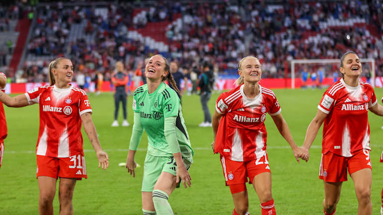 Die FC Bayern Frauen jubeln mit den Fans nach dem Sieg gegen Leverkusen.