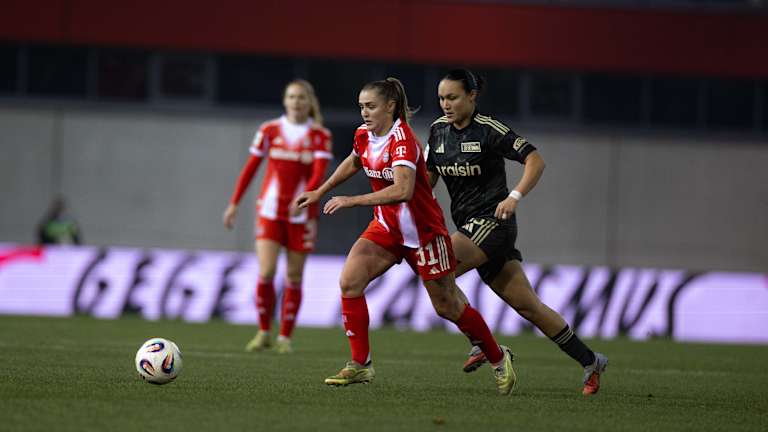 Georgia Stanway im Zweikampf mit Blick auf dem Ball.