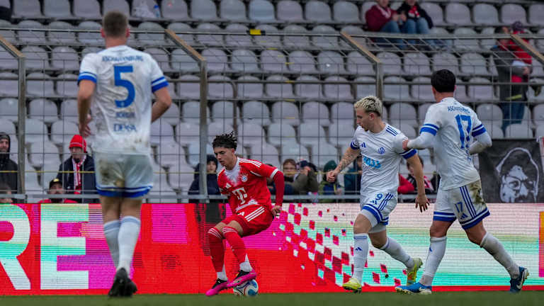 Jussef Nasrawe schirmt den Ball vor einem Gegenspieler ab.