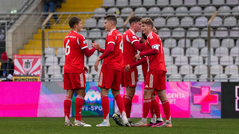 Die FC Bayern Amateure bejubeln einen Treffer.