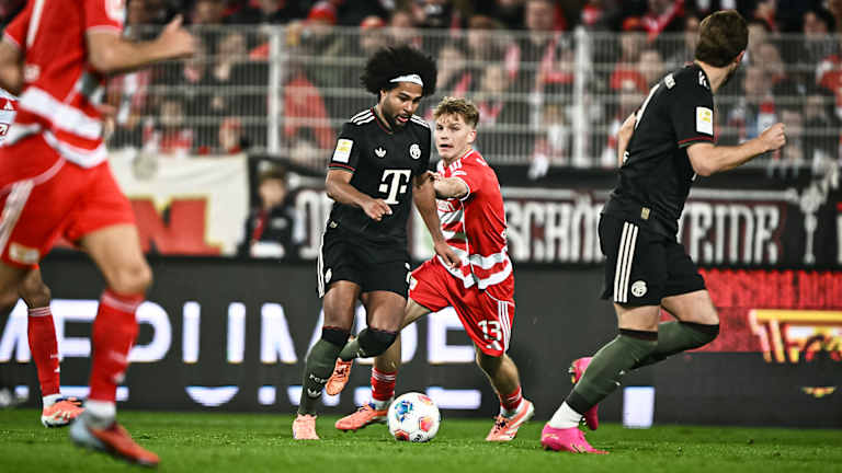 Serge Gnabry mit Ball am Fuß während des Auswärtsspiels des FC Bayern in der Bundesliga bei Union Berlin