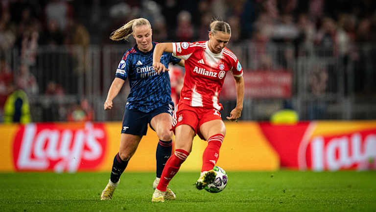Klara Bühl im Zweikampfduell mit Arsenals Beth Mead.