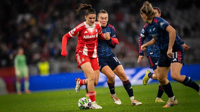 Jovana Damnjanović führt eine Zweikampf mit Arsenals Caitlin Foord.