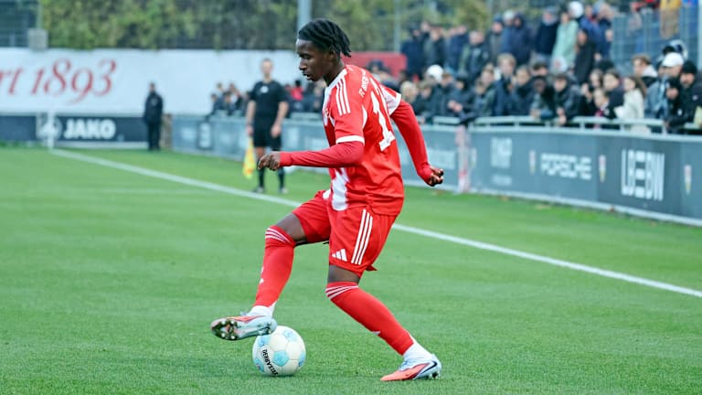 Aviel Hentcho Nseke dribbelt im Trikot der FCB-U17.
