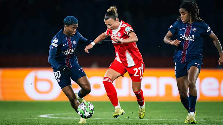 Arianna Caruso im Laufduell während des Gastspiels der FC Bayern Frauen in der UEFA Women’s Champions League bei Paris Saint-Germain