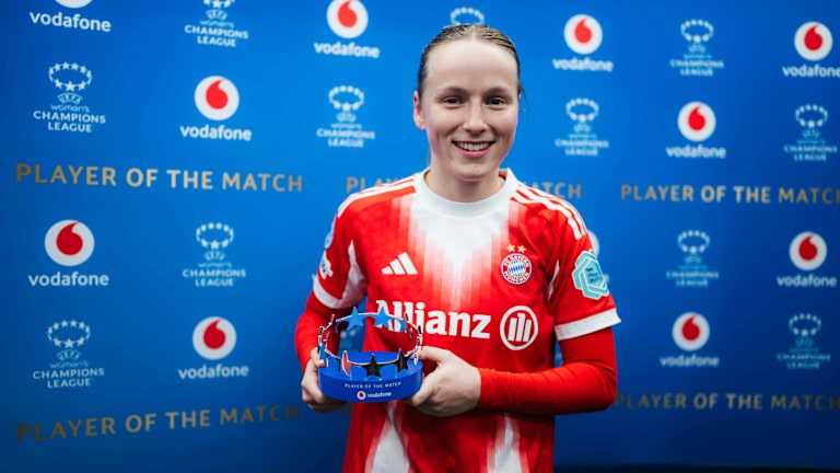 Franziska Kett hält die Trophäe der "Spielerin des Spiels" in die Kamera