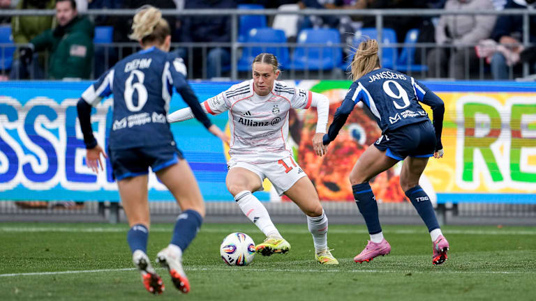 Klara Bühl im Duell mit Jill Janssens während des Auswärtsspiels der FC Bayern Frauen gegen die TSG Hoffenheim.