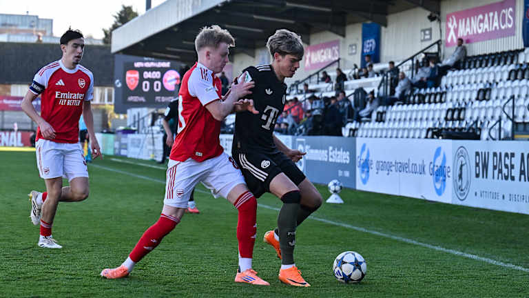 Guido Della Rovere schirmt den Ball vor seinem Gegenspieler ab.