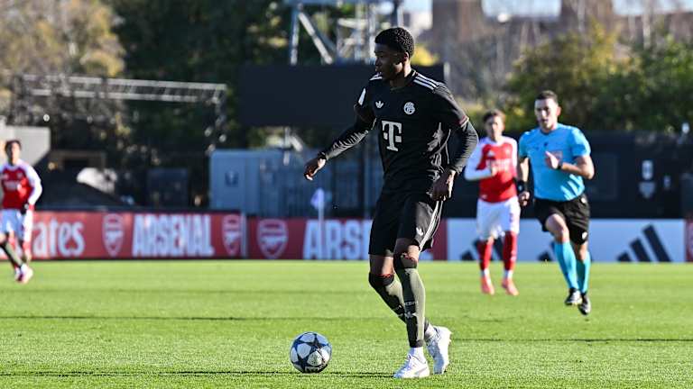 Allen Junior Lambe führt den Ball am Fuß im Spiel gegen den FC Arsenal.