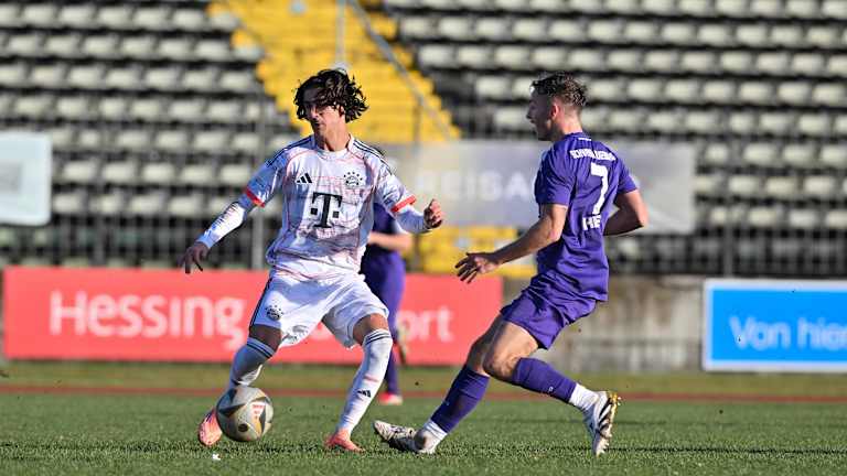 Adin Licina führt den Ball am Fuß.