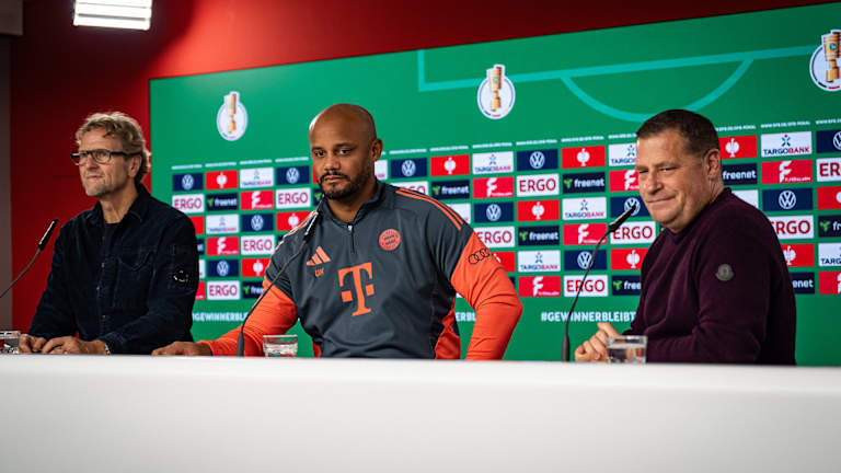Dieter Nickles, Vincent Kompany und Max Eberl auf der Pressekonferenz des FC Bayern vor dem Pokal-Spiel bei Union Berlin