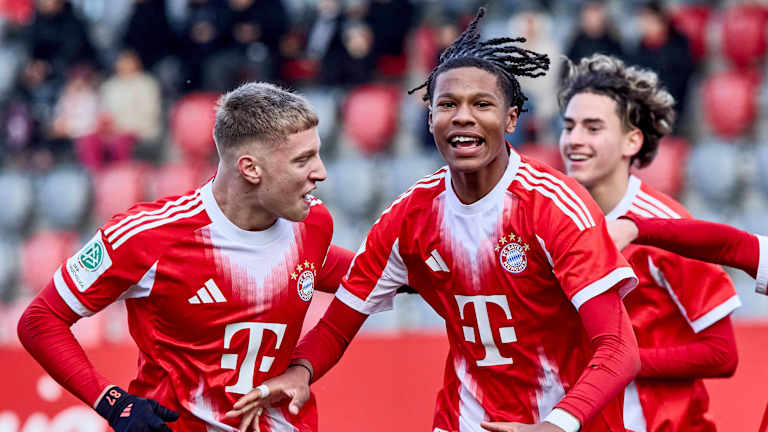 Erblin Osmani (li.) und Leeron Danioko (re.) bejubeln einen Treffer.