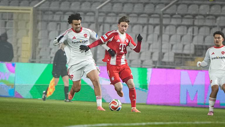 Tim Binder im Zweikampf während des Heimspiels der FC Bayern Amateure gegen den 1. FC Nürnberg II