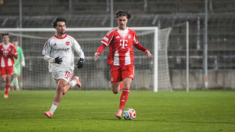 Adin Ličina im Laufduell während des Heimspiels der FC Bayern Amateure gegen den 1. FC Nürnberg II