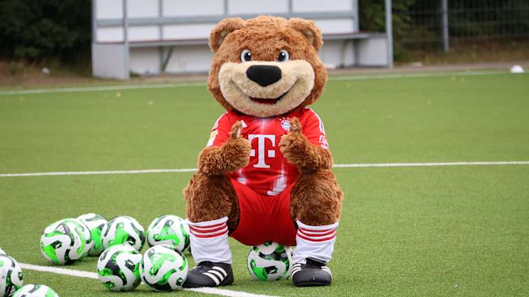 Berni sitzt auf einem Ball und hält beide Daumen nach oben