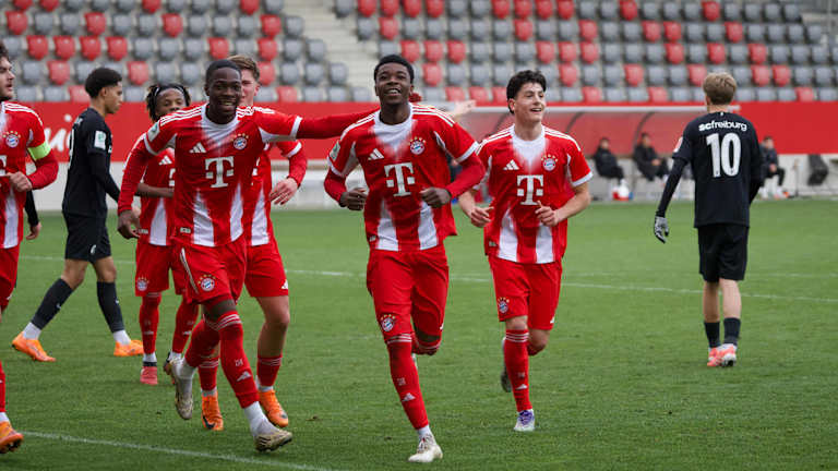 Allen Junior Lambe bejubelt mit seinen Teamkollegen seinen Treffer.