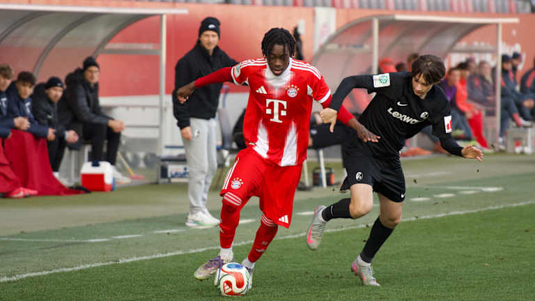 Aristide Hentcho Nseke schaut auf den Ball an seinem Fuß.