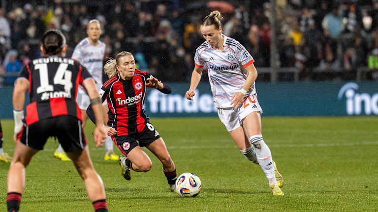 Franziska Kett mit Ball am Fuß während des Gastspiels der FC Bayern Frauen in der Google Pixel Frauen-Bundesliga bei Eintracht Frankfurt