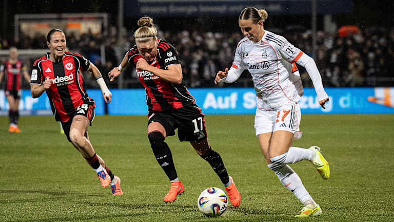 Klara B ühl mit Ball am Fuß während des Gastspiels der FC Bayern Frauen in der Google Pixel Frauen-Bundesliga bei Eintracht Frankfurt