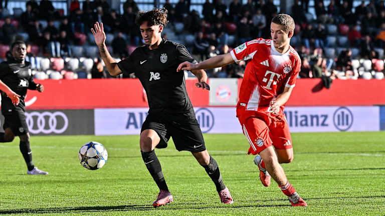Yll Gashi im Zweikampf mit einem Gegenspieler.