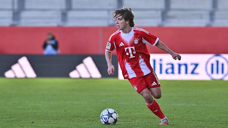 Bogdan Olychenko führt den Ball am Fuß.