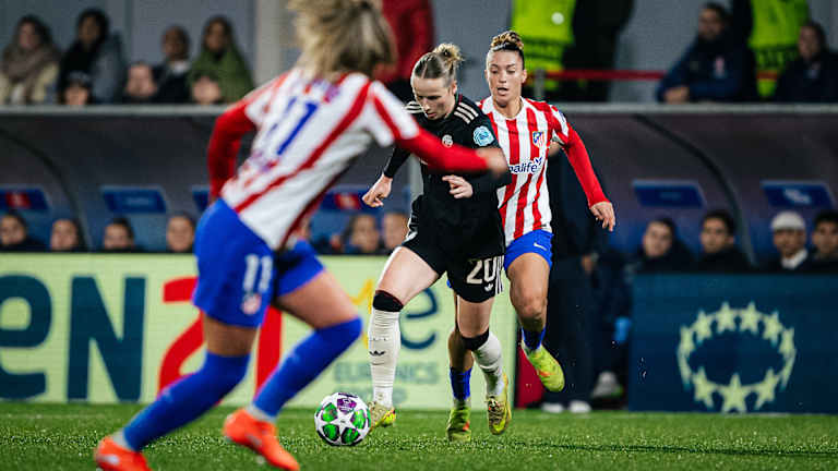 Franziska Kett mit Ball am Fuß während des Auswärtsspiels der FC Bayern Frauen in der UEFA Women’s Champions League bei Atlético Madrid