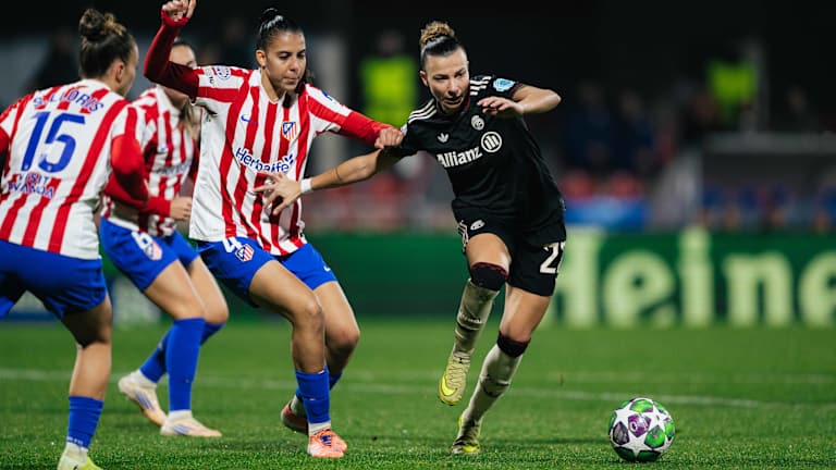 Arianna Caruso im Zweikampf am Ball