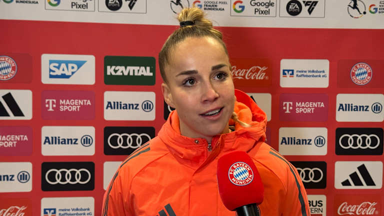Giulia Gwinn gibt ein Interview nach dem Sieg der Bayern-Frauen gegen den Hamburger SV.