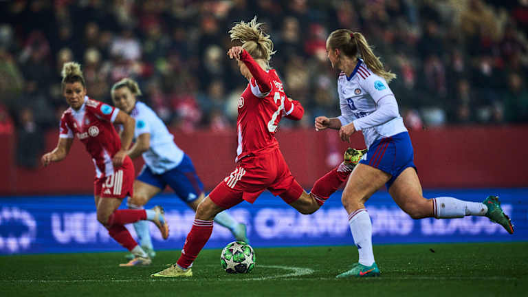 Pernille Harder bei einem Schussversuch.