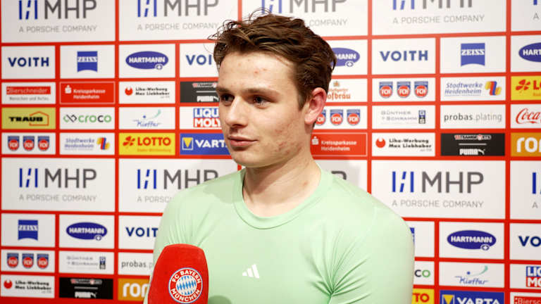 Jonas Urbig im Interview nach dem Spiel des FC Bayern in Heidenheim