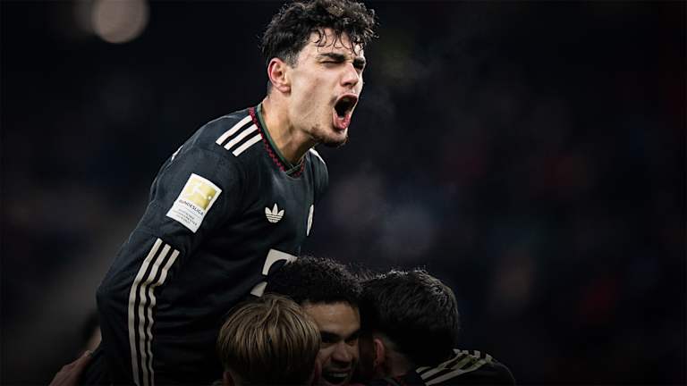 Aleksander Pavlovic stemmt sich nach einem Tor des FC Bayern im Testspiel gegen Salzburg zum Jubel auf die Schultern von Luis Díaz