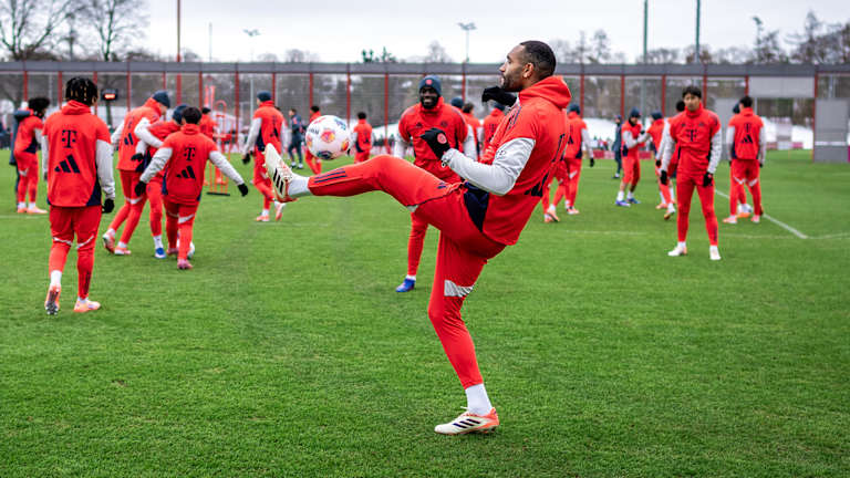 Jonathan jongliert mit dem Ball im öffentlichen Training des FC Bayern vor Fans