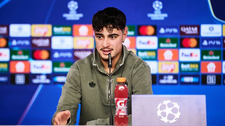 Aleksandar Pavlovic auf der Pressekonferenz des FC Bayern vor dem Champions League-Spiel gegen Union Saint-Gilloise