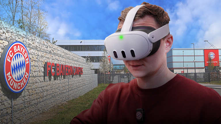 Lukas Strikner trägt eine VR-Brille, im Hintergrund ist der FC Bayern Campus zu sehen