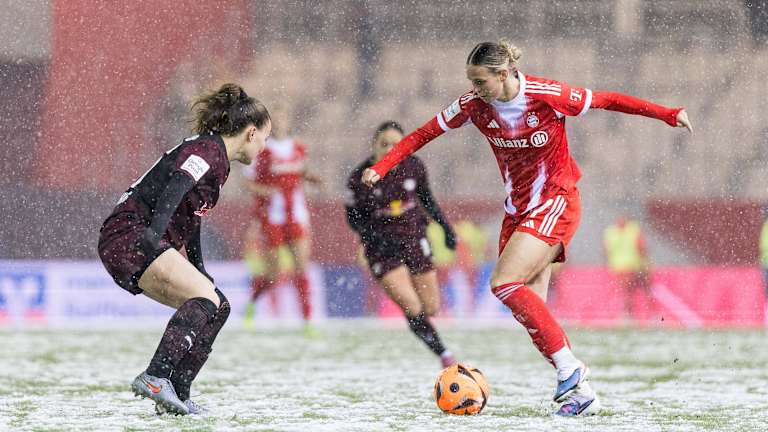 Klara Bühl im Trikot der FC Bayern Frauen während des Spiels gegen Leipzig.