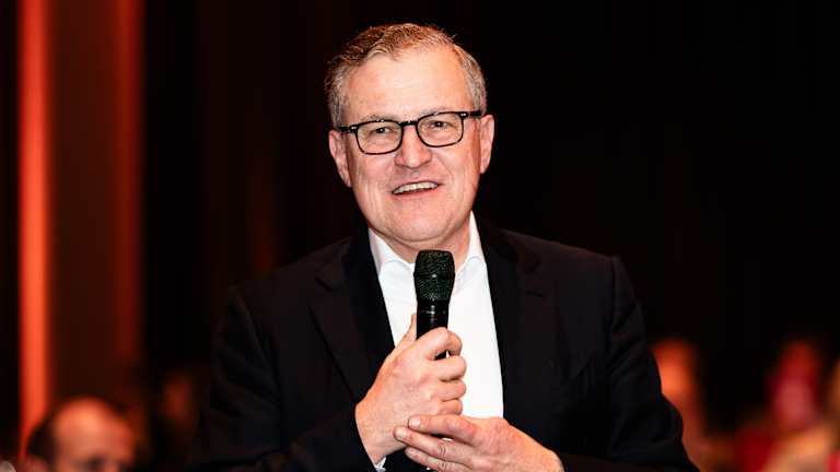 Jan-Christian Dreesen spricht auf dem Bankett des FC Bayern in Eindhoven