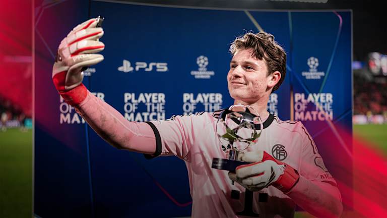 Jonas Urbig macht ein Selfie mit dem Preis als Man of the Match in Eindhoven