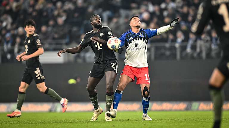 Dayot Upamecano im Zweikampf während des Gastspiels des FC Bayern in der Bundesliga beim Hamburger SV
