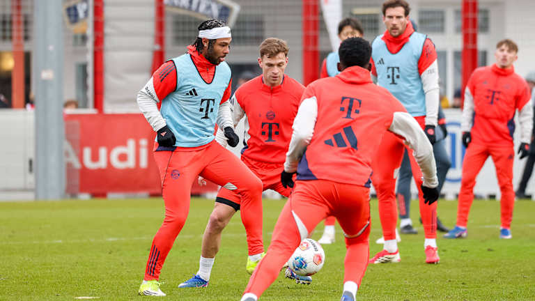 Serge Gnabry y Joshua Kimmich en un duelo durante el entrenamiento del FC Bayern.