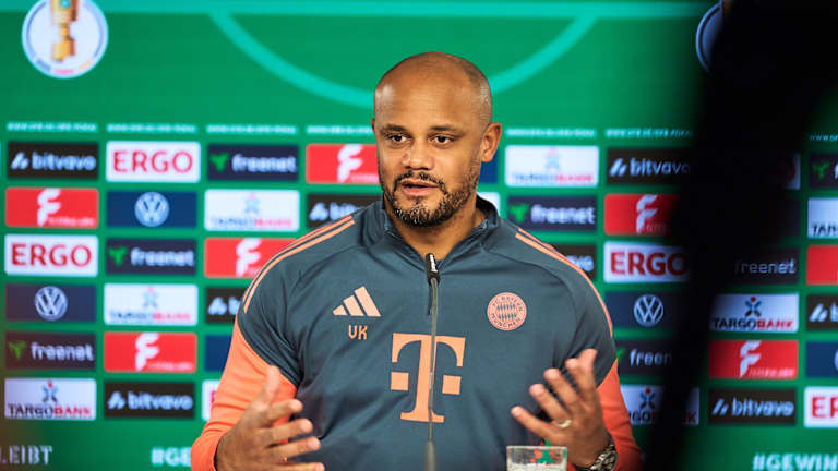 Vincent Kompany spricht im Pressetalk des FC Bayern vor dem DFB-Pokal-Spiel gegen RB Leipzig