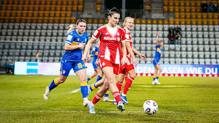Jovana Damnjanović mit Ball am Fuß während des Gastspiels der FC Bayern Frauen in der Google Pixel Frauen-Bundesliga beim FC Carl Zeiss Jena