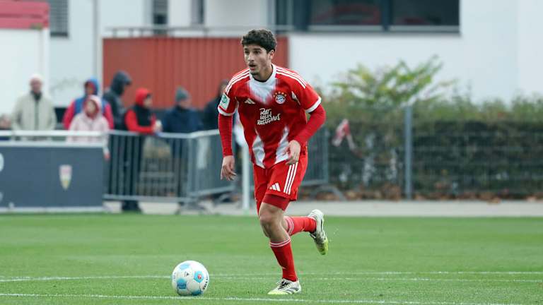 Nderim Zogaj führt den Ball am Fuß.