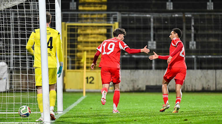 Die FC Bayern Amateure bejubeln einen Treffer.