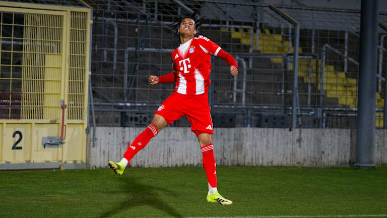 Julien Yanda springt bei seinem Jubel in die Luft.