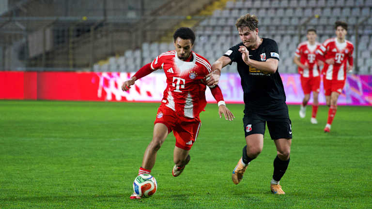 Vincent Manuba in einem Duell mit einem Gegenspieler der SpVgg Hankofen-Hailing.