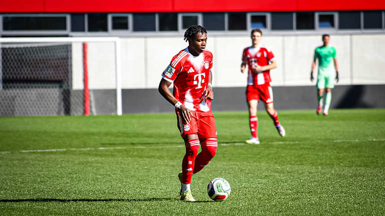 Spielszene aus dem Heimspiel der FC Bayern U19 in der Hauptrunde der U19-DFB-Nachwuchsliga gegen Borussia Mönchengladbach.