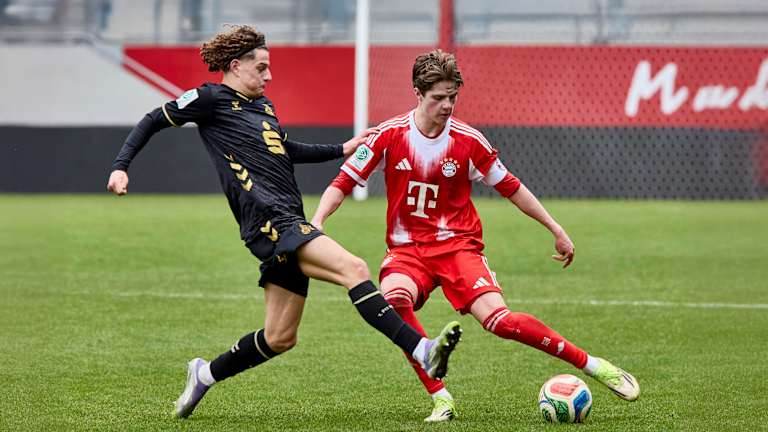 Xaver Pucci im Duell mit einem Gegenspieler des 1. FC Köln.