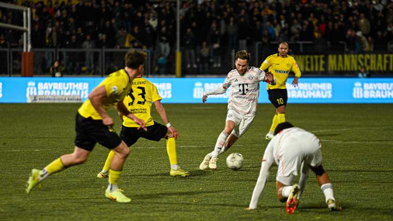 Benno Schmitz schaut auf den Ball am Fuß.