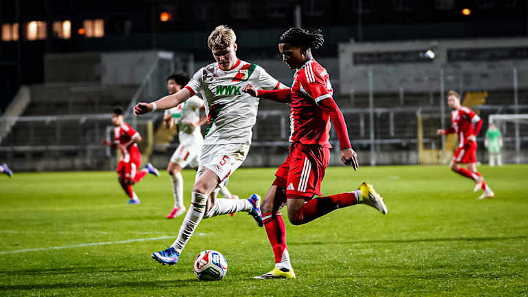 Spielszene aus dem Heimspiel der FC Bayern Amateure gegen den FC Augsburg II in der Regionalli-ga Bayern.