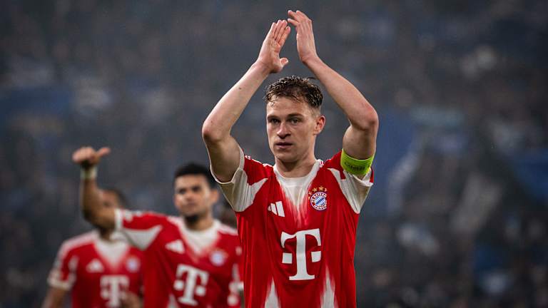 Joshua Kimmich applaudiert in Richtung Fans im Hinspiel des FC Bayern bei Atalanta Bergamo im Champions League Achtelfinale